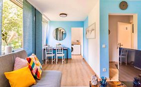 - Heavenly Apartment In The Heart Of Duisburg - 2 Mins Hbf Central Station - Big Tv & Working Space & Netflix -